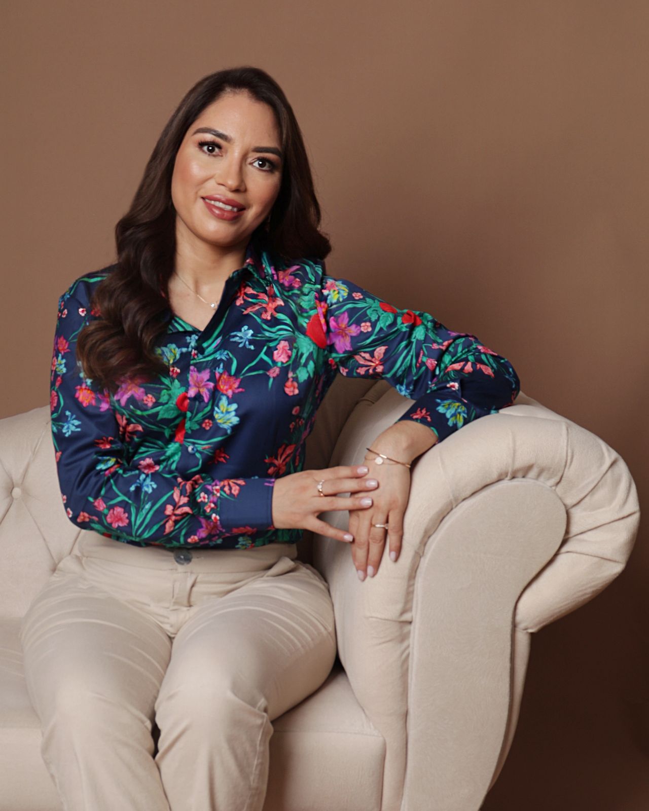 Dra. Ingrid Nogueira sentada em poltrona clara, cardiologista da Seletto Med para consulta cardiológica online